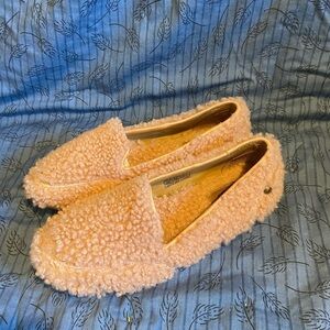 Ugg Hailey fluffy slip on loafer in pink size 5